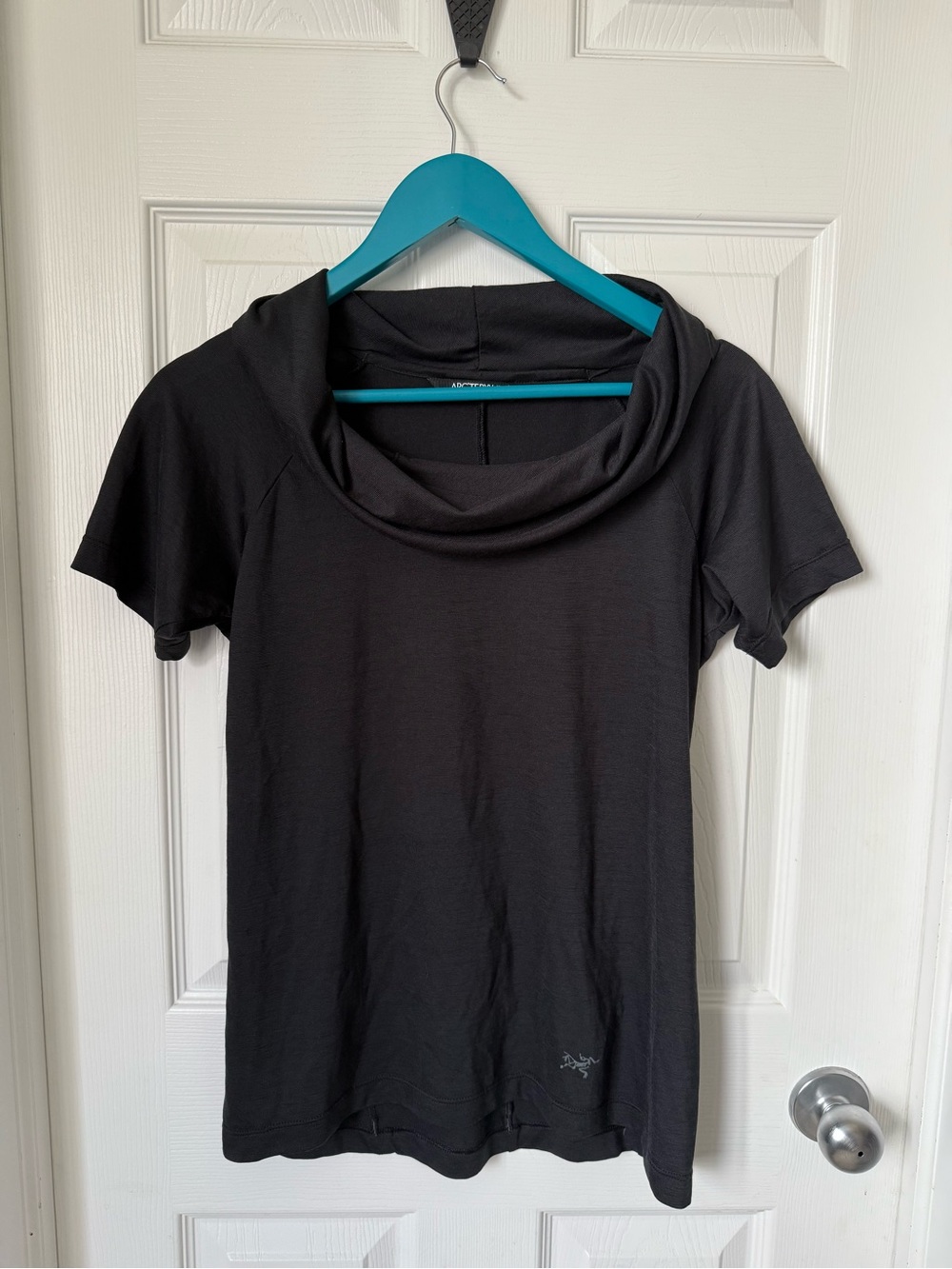 Women’s Arc’teryx Cowl Neck Short Sleeve | size medium | black | like new